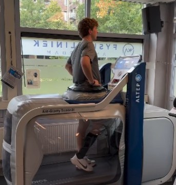 Pemain Timnas Ole Romeny latihan treadmill anti-grafitasi. (Instagram @oleromeny)
